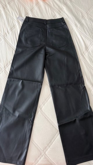 Pantalón efecto piel Stradivarius negro Talla S