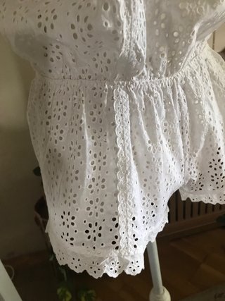 Mono corto blanco de encaje