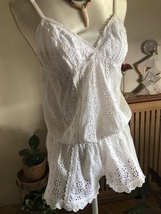 Mono corto blanco de encaje