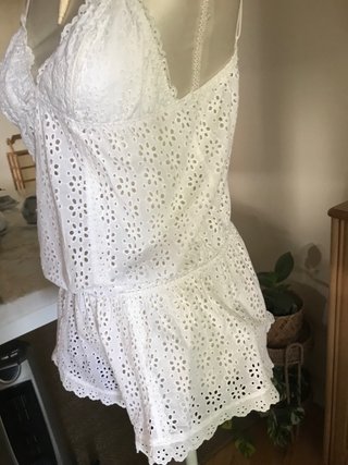 Mono corto blanco de encaje