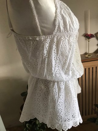 Mono corto blanco de encaje