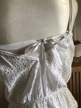 Mono corto blanco de encaje