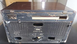Radio antigua de válvulas Anglo Modelo 586-FM