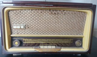 Radio antigua de válvulas Anglo Modelo 586-FM