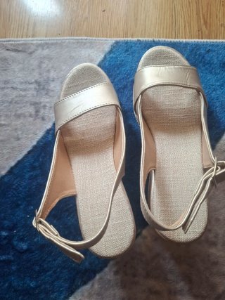 Sandalias Beige y Rojas Talla 37