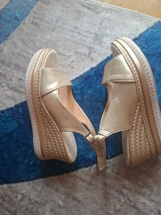 Sandalias Beige y Rojas Talla 37