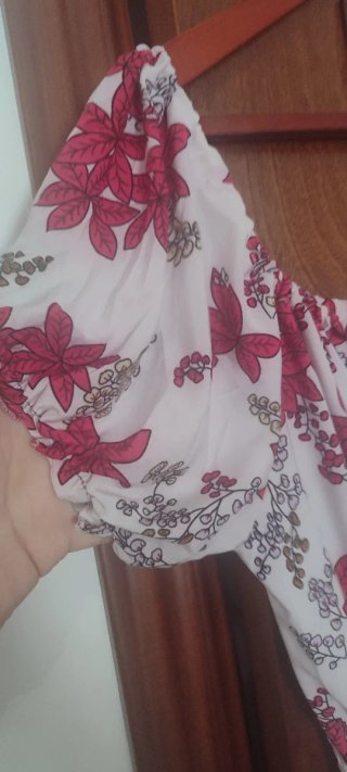 Mono corto floral blanco y rojo