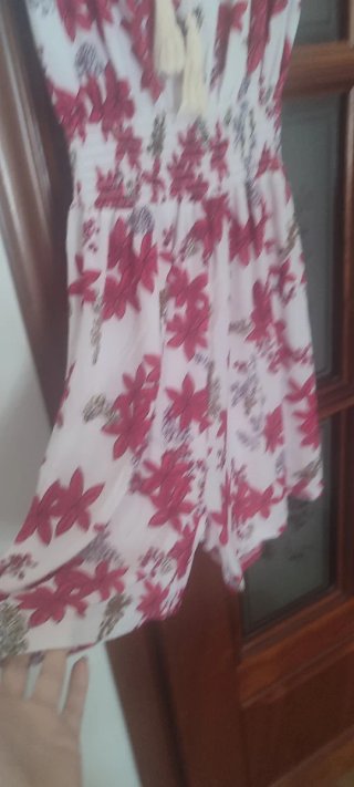 Mono corto floral blanco y rojo