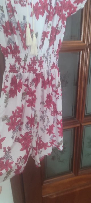 Mono corto floral blanco y rojo