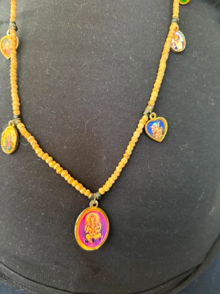 Colgante con dijes religiosos