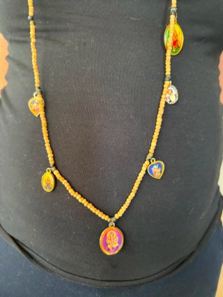 Colgante con dijes religiosos