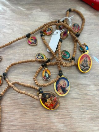 Colgante con dijes religiosos