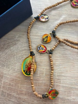 Colgante con dijes religiosos