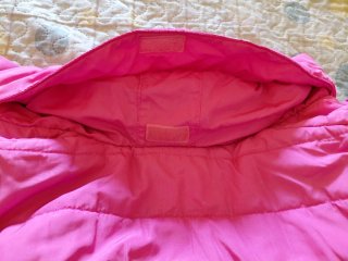 Cazadora azul y rosa con capucha