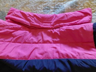 Cazadora azul y rosa con capucha