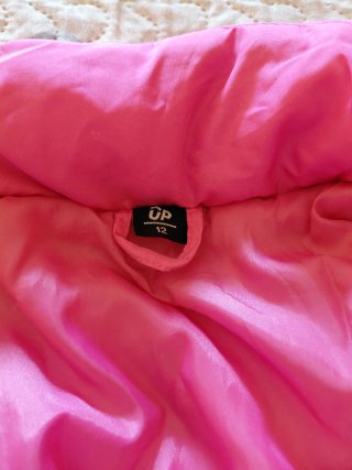 Cazadora azul y rosa con capucha