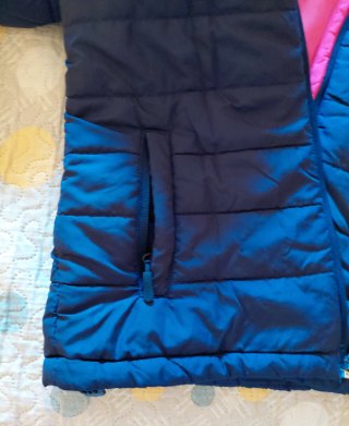 Cazadora azul y rosa con capucha