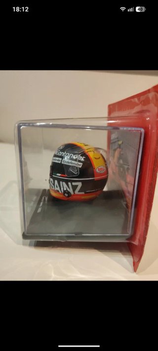 Casco Carlos Sainz 2023 Spark 1/5 Ferrari