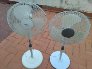 Ventilador de pie blanco y negro