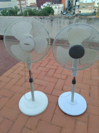 Ventilador de pie blanco y negro