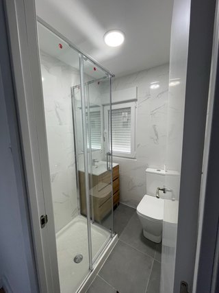 Baño completo: ducha, lavabo, inodoro