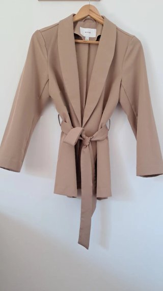 Traje #VILA americana y pantalón beige