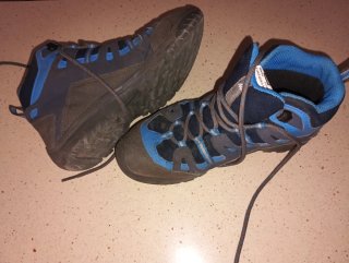 Botas de montaña azules y grises mujer y niño.