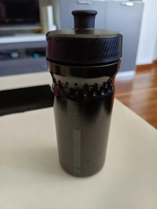 Botella deportiva negra
