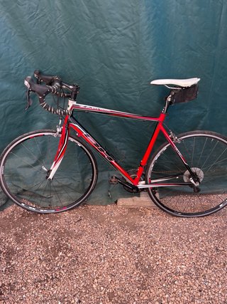 Bicicleta de carretera roja