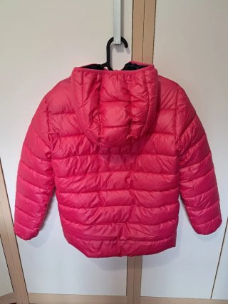 Chaqueta fucsia con capucha