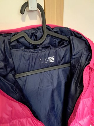 Chaqueta fucsia con capucha