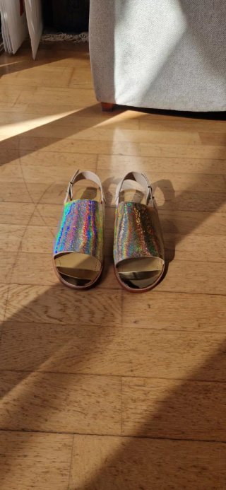 Sandalias planas plateadas y multicolor