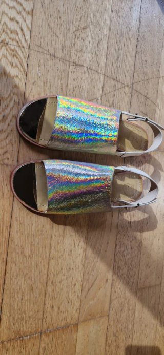 Sandalias planas plateadas y multicolor