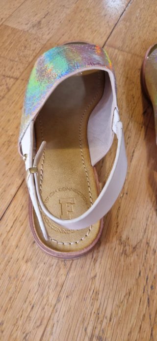 Sandalias planas plateadas y multicolor
