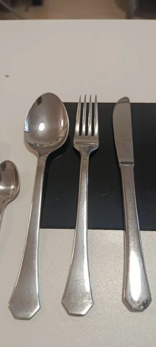 Cubertería de metal en cajas.