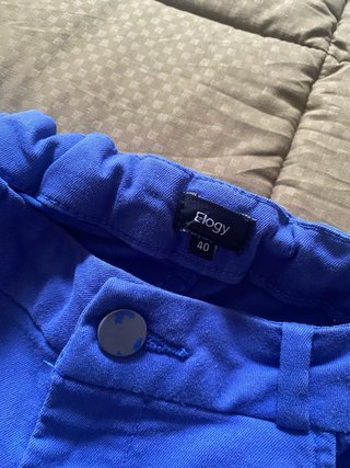 Pantalón azul con ojales