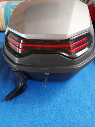 Baúl para moto negro y plateado