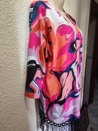 Kimono estampado multicolor con flecos