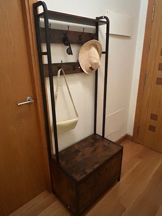 Zapatero con perchero de metal y madera