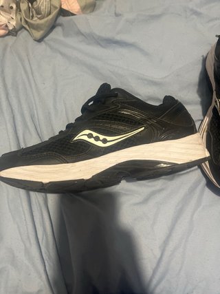 Zapatillas Saucony Negras y Blancas