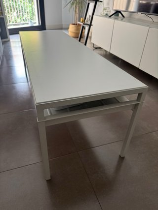 Mesa rectangular blanca con tablero reversible