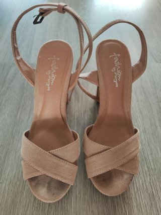 Sandalias tacón beige