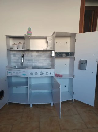 Cocinita de juguete con accesorios