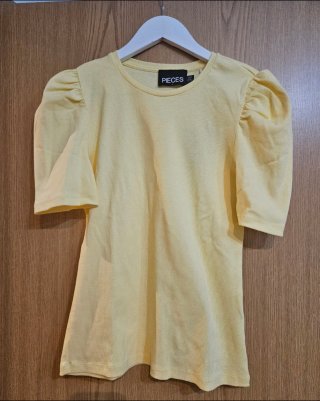 Camiseta Pieces mangas abullonadas amarilla