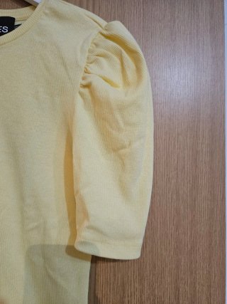 Camiseta Pieces mangas abullonadas amarilla