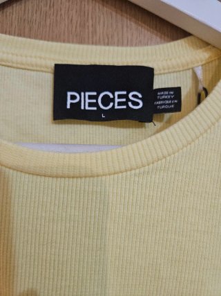 Camiseta Pieces mangas abullonadas amarilla