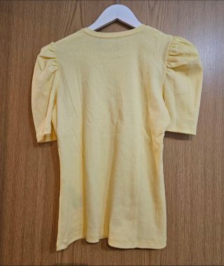 Camiseta Pieces mangas abullonadas amarilla