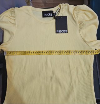 Camiseta Pieces mangas abullonadas amarilla