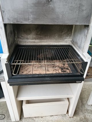 Barbacoa de obra gris y blanca