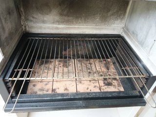 Barbacoa de obra gris y blanca